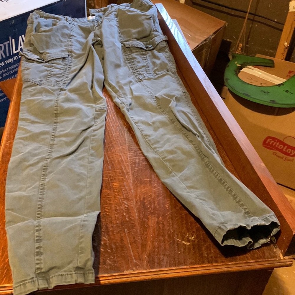 Blue Old Navy skinny cargo pants.Ankles have zippers